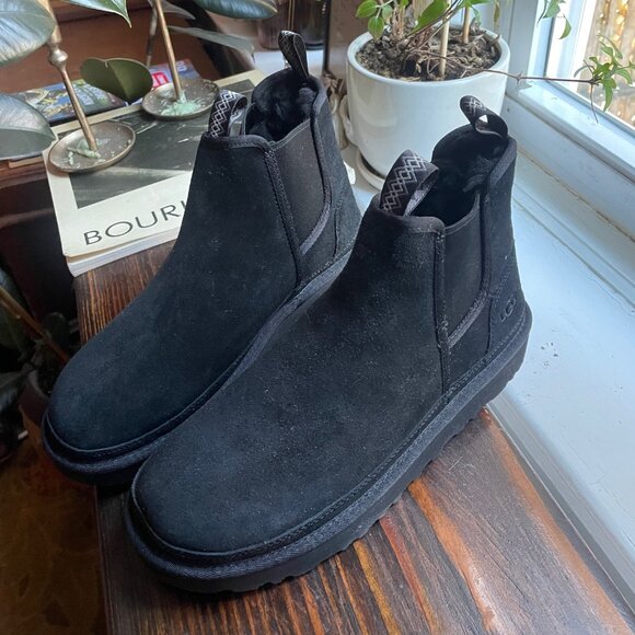 Men's Black Neumel Chelsea UGG Suede + Sherpa Chukka Boots/Slippers - Like New - Picture 1 of 6